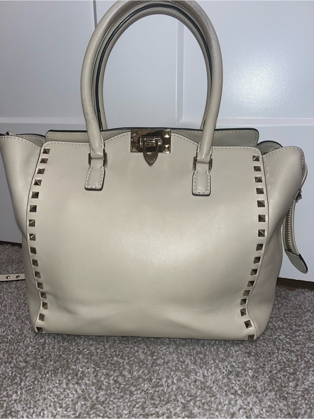 Valentino Garavani Cream Leather Rockstud Trapeze Tote - Picture 10 of 16